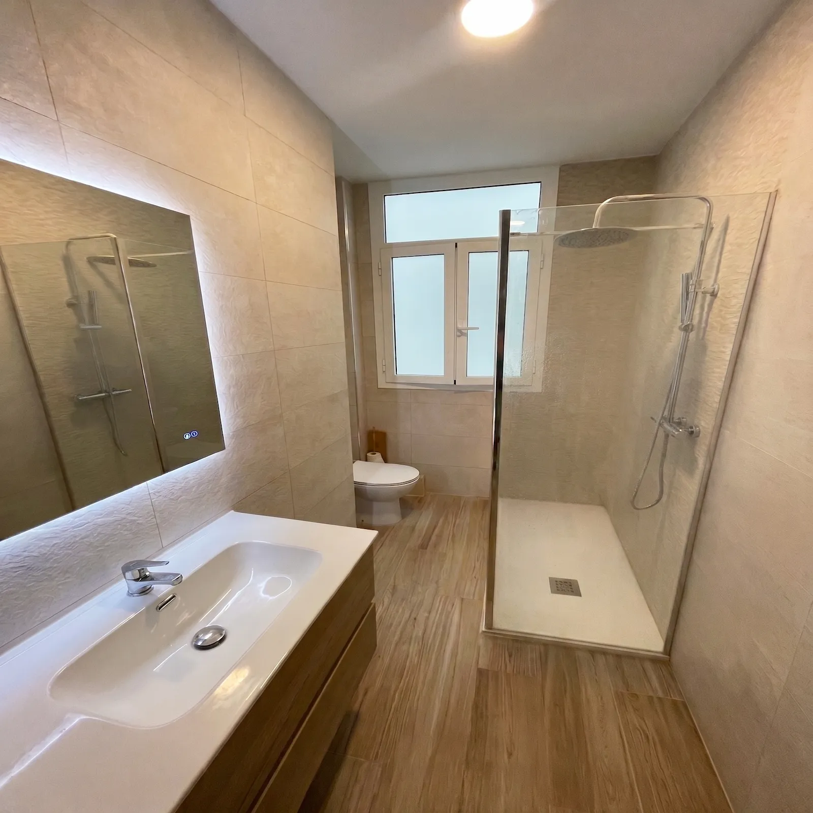 Baño reformado en Barcelona con alicatado nuevo y plato de ducha